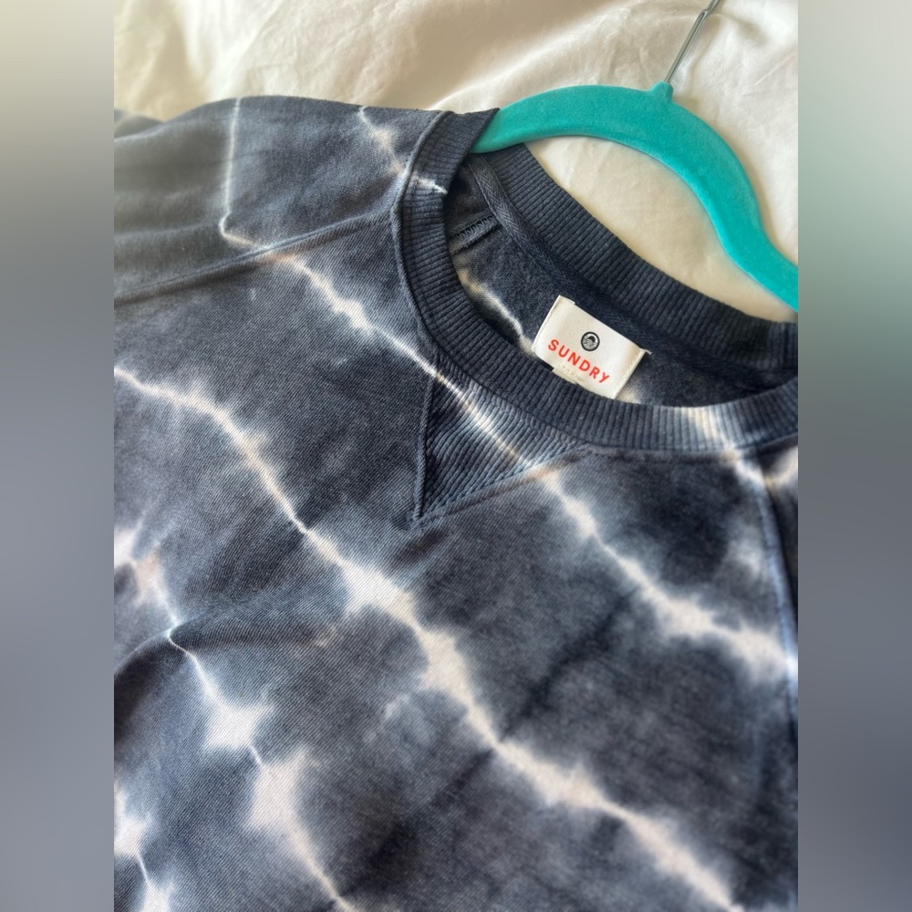 Sundry Tie Dye Puff Sleeve Raglan Sweatshirt in Navy/White Size S (4-6) - Picture 6 of 15